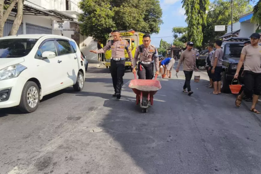 Peringati Hari Bhayangkara ke-79, Polres Bondowoso Tambal Jalan Berlubang