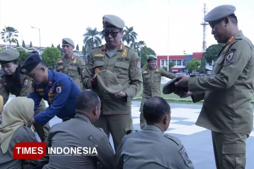 Puluhan Personel Baru Satpol PP Jember Ikuti Tradisi Pembaretan di Alun-alun