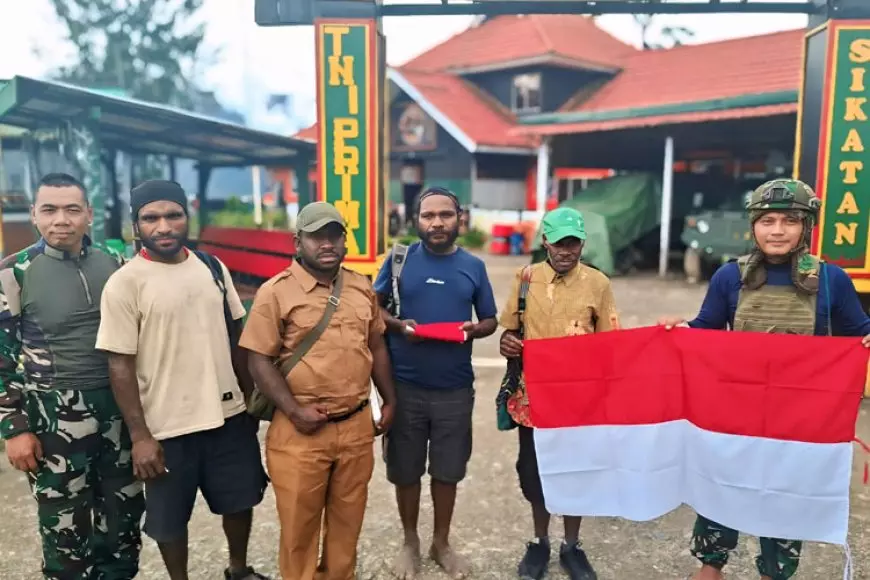 Dari Bendera ke Doa: Satgas Yonif 500/Sikatan Bangun Harapan di Intan Jaya