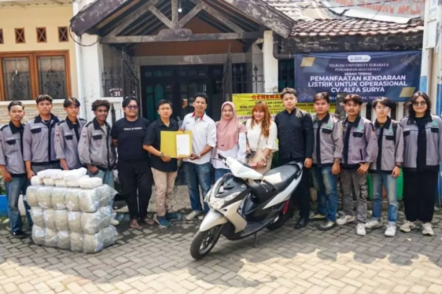 Tel-U Surabaya Hibahkan Motor Listrik Operasional Karyawan CV Alfa Surya