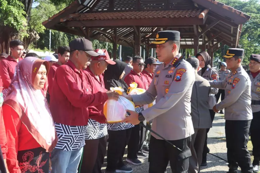 Polresta Banyuwangi Salurkan 1.500 Paket Sembako Untuk Masyarakat Banyuwangi