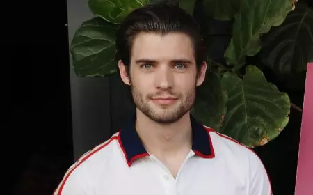 Jelang Peirlisan Superman, David Corenswet Minta 'Restu' Henry Cavill