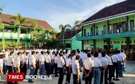 Siswa Baru SMKN 1 Klabang Bondowoso Dapat Seragam Gratis di Hari Pertama MPLS