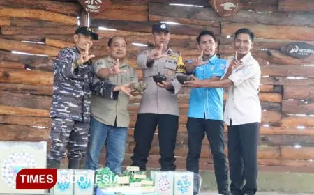 Kolaborasi Konservasi: Perhutani KPH Malang Terlibat dalam Pelepasan Tukik Penyu di Pantai Bajulmati