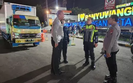 Semalaman, Porsonel Polresta Banyuwangi Lakukan Pengaturan Kemacetan di Pelabuhan Ketapang