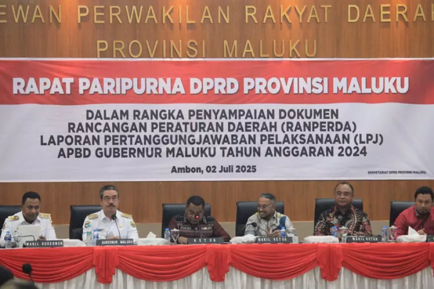 Gibernur Provinsi Maluku Serahkan Ranperda LPJ APBD Provinsi Maluku 2024