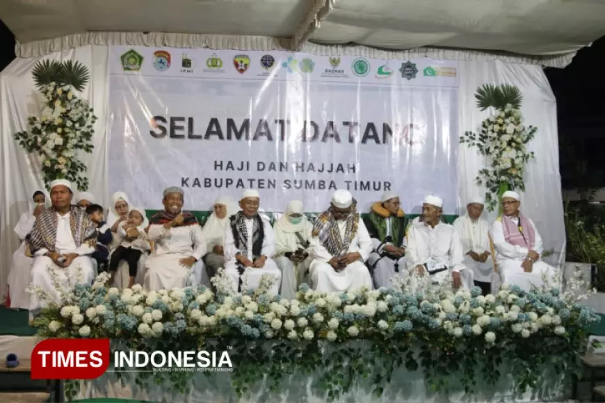 Jemaah Haji Asal Sumba Timur Tiba di Waingapu Disambut Pemkab dan Masyarakat