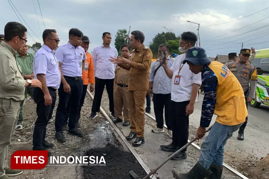 Bupati Jember Fawait Tinjau Perlintasan Sebidang yang Rusak di Pecoro