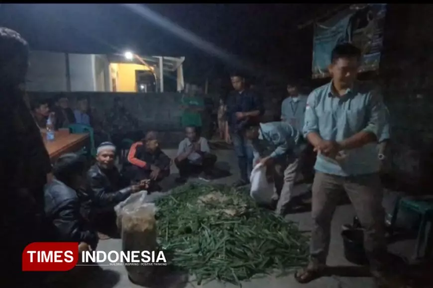 Mahasiswa STISIP Bina Putera Banjar Latih Peternak Sindangasih Buat Pakan Silase