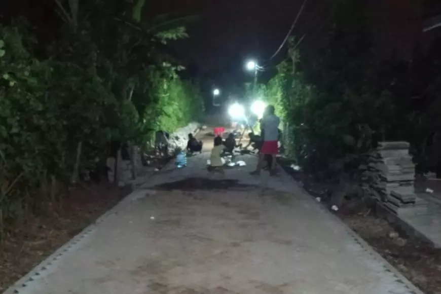 Dapat Program PPM Pavingisasi PT BSI, Warga Sumbermulyo Banyuwangi Rela Lembur