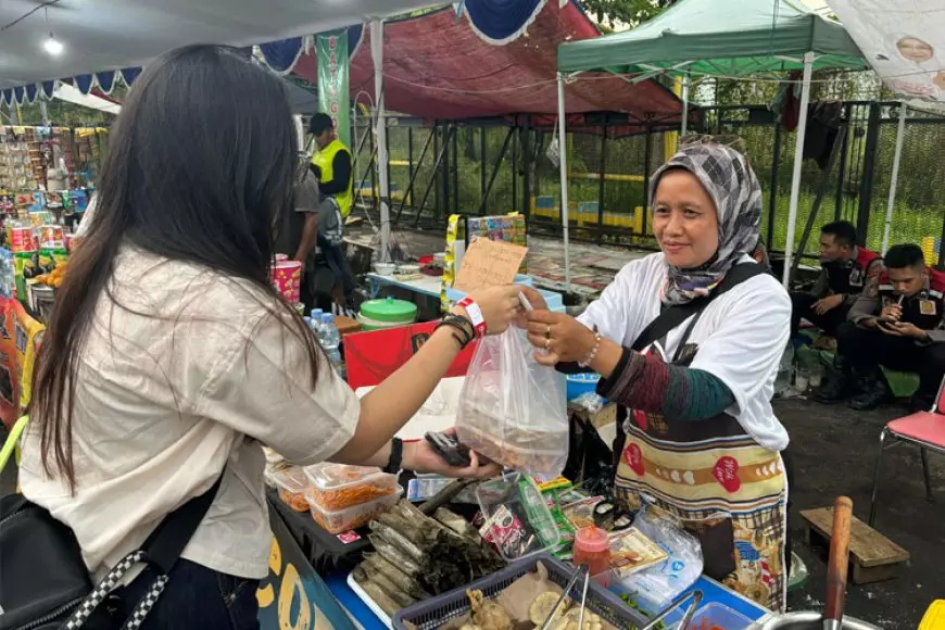 PNM Fasilitasi 50 Nasabah Mekaar Jualan di Stadion, Untung Berlipat!