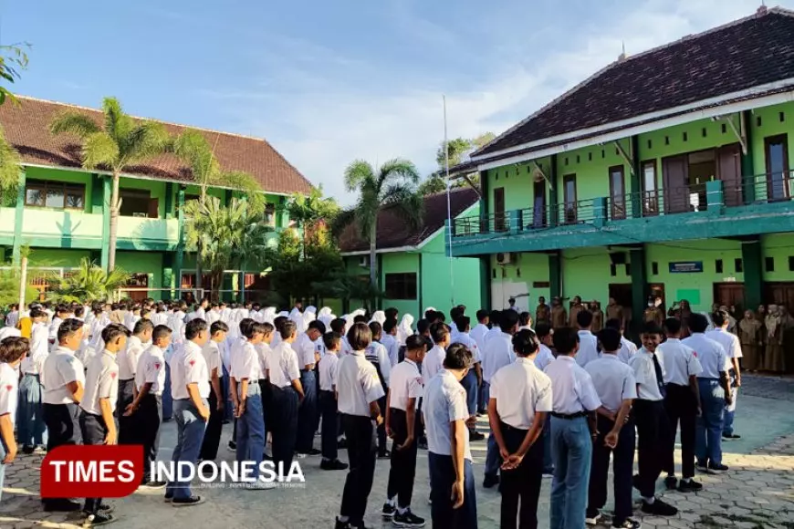 Siswa Baru SMKN 1 Klabang Bondowoso Dapat Seragam Gratis di Hari Pertama MPLS