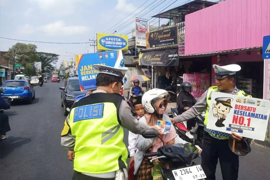 Sosialisasikan Keselamatan Berlalu Lintas di Jalan Raya, Begini Cara Polisi pada Pengendara