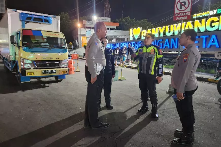 Semalaman, Porsonel Polresta Banyuwangi Lakukan Pengaturan Kemacetan di Pelabuhan Ketapang