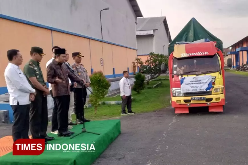 Bupati Jember Fawait Lepas Beras Bantuan Bulog ke Masyarakat