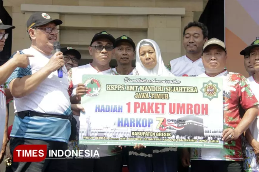 Jalan Sehat Hari Koperasi, Warga Gresik Terharu Dapat Hadiah Umroh