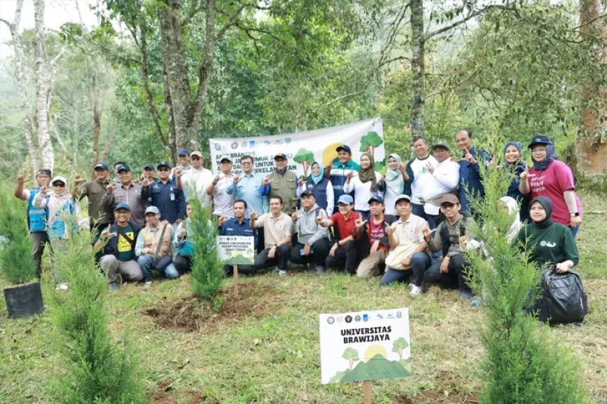 UNAIR Surabaya Bersama Empat Kampus di Jatim Tanam Pohon di Sumber Brantas
