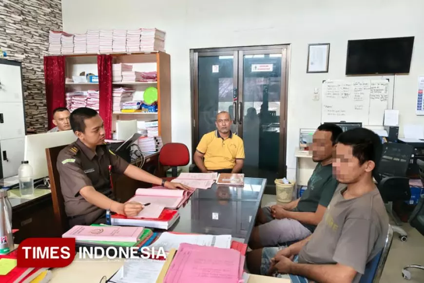 Polsek Pahunga Lodu Serahkan Dua Tersangka Pencurian Ternak Kuda ke Kejari Sumba Timur