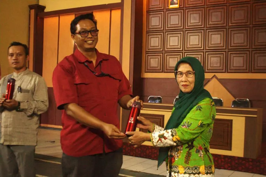 Telkom University Latih Pengrajin Pandai Besi Mekarmaju Bandung Agar Jago Digital Marketing