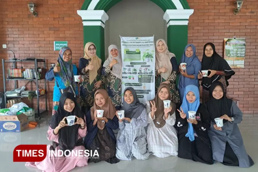 Transformasi Kreativitas oleh Tim Pengabdian UNISMA di PP Mambaul Ulum, Planting Craft Unik untuk Santriwati