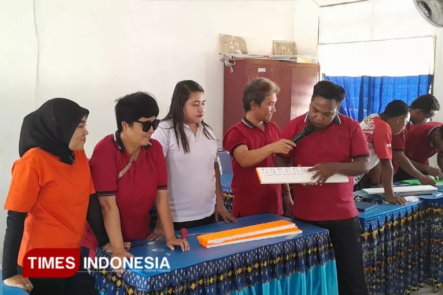 PKM Unkriswina Sumba dan SLB Negeri Kanantang Simulasi Alat Peraga Mistar Hitung Braille