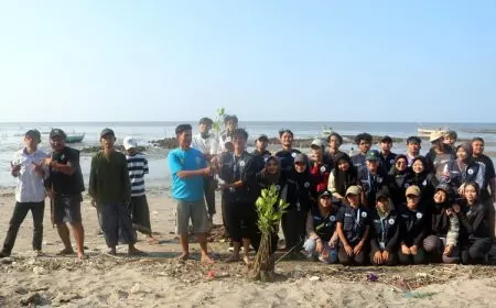 Mahasiswa FPIK UB dan Warga Watuprapat Pasuruan Tanam Bibit Mangrove untuk Rehabilitasi Pesisir