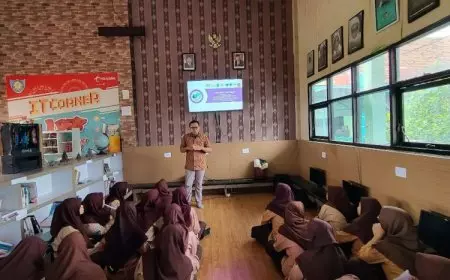 Dosen FKIP Unisma Bantu Siswa SMA Al-Yasini Siapkan Diri Menuju Studi Lanjut