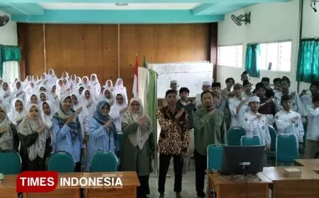 Dosen FKIP Unisma Dampingi Siswa MA NU Karangploso Hadapi Masa Depan Lewat Workshop AI