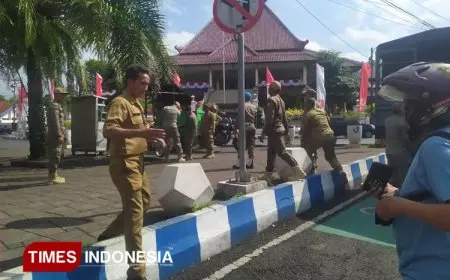 Kejar Adipura, Satpol PP Tertibkan PKL di Alun-alun Jember