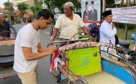 Bagikan Bendera Indonesia, Gerindra Surabaya Ingatkan Warga Pegang Erat Nasionalisme