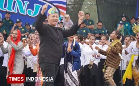 100 Mahasiswa Mappi Papua Selatan Meriahkan Pembukaan PKKMB UNJ 2025 Lewat Penampilan Lagu Daerah