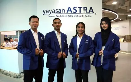 Astra Serahkan Beasiswa Perguruan Tinggi Perdana kepada Empat Siswa Binaan