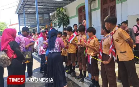 Momentum Tajemtra 2025, Ning Ghytha Bagikan Cokelat Ke Anak Pramuka