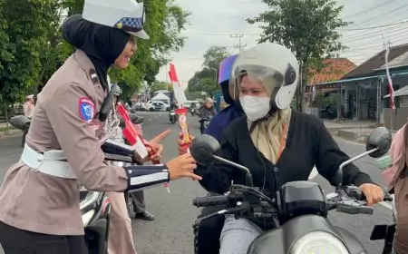 Bikin Salting, Polwan di Banyuwangi Gaet Hati Masyarakat dengan Bagi-bagi Coklat