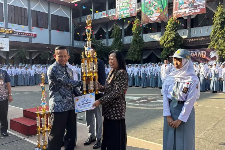 Disarpus Banjarnegara Serahkan Penghargaan Juara Lomba Resensi Buku Koleksi Perpusda