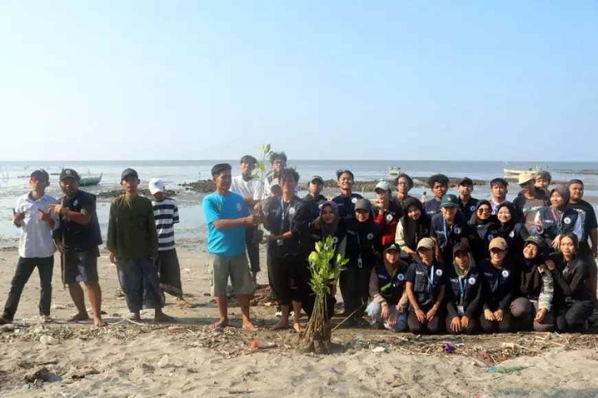 Mahasiswa FPIK UB dan Warga Watuprapat Pasuruan Tanam Bibit Mangrove untuk Rehabilitasi Pesisir