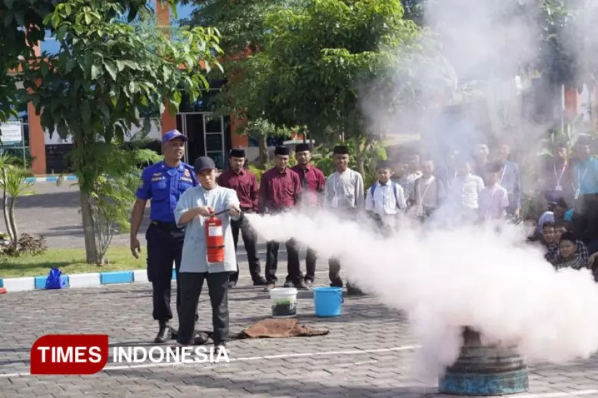 Tsuraya Islamic School Malang Gandeng Damkar Kab. Malang dalam Simulasi Penanganan Situasi Darurat dan Evakuasi.