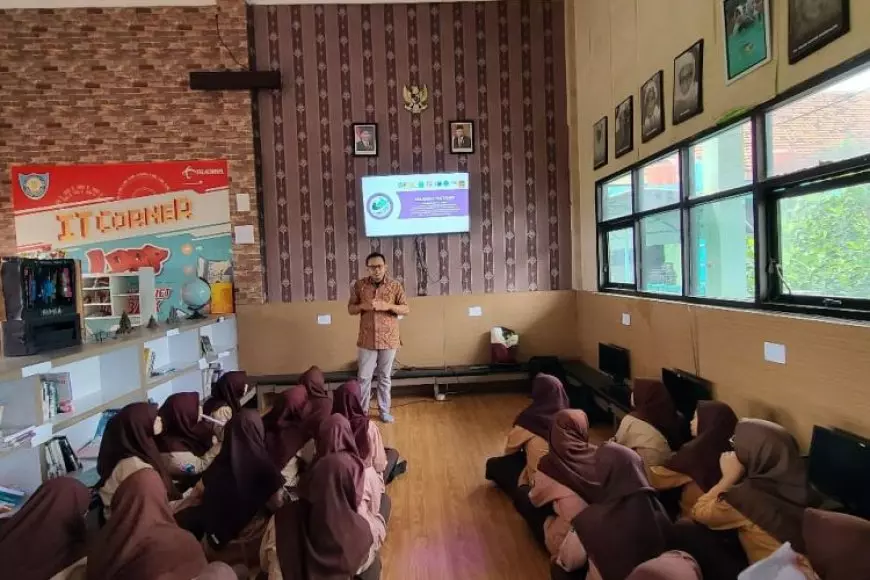 Dosen FKIP Unisma Bantu Siswa SMA Al-Yasini Siapkan Diri Menuju Studi Lanjut