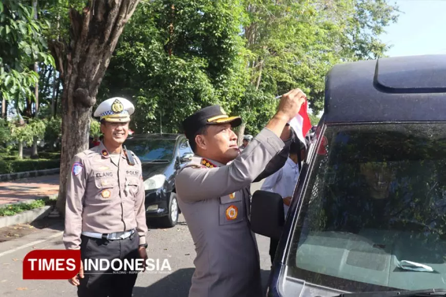 Tebar Semangat Kemerdekaan, Polresta Banyuwangi Bagikan Bendera Merah Putih