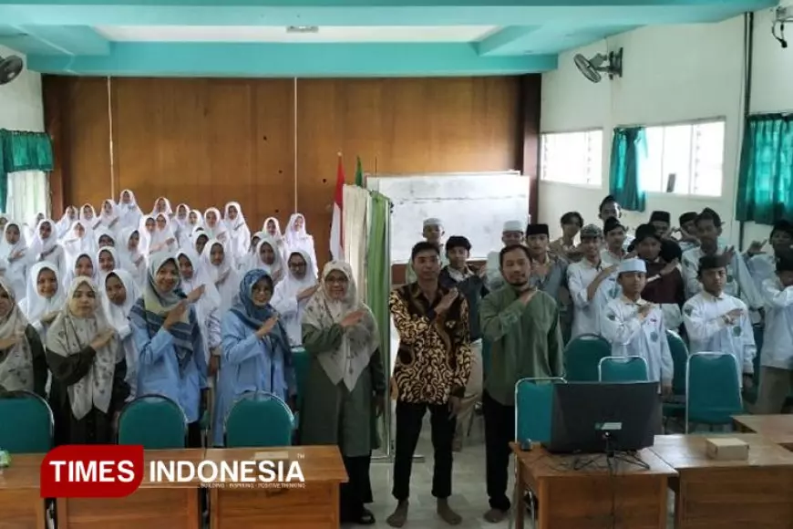 Dosen FKIP Unisma Dampingi Siswa MA NU Karangploso Hadapi Masa Depan Lewat Workshop AI