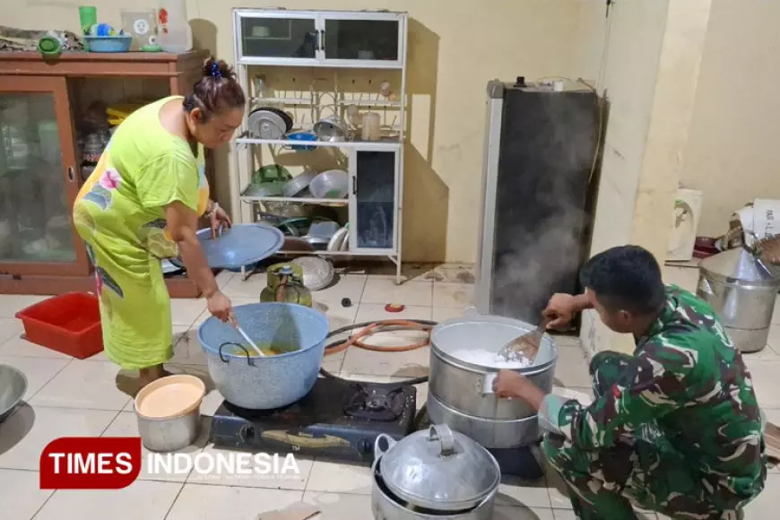Hangatnya Loreng di Dapur Sumiyati, Potret Kedekatan TNI dan Masyarakat di TMMD Banyuwangi