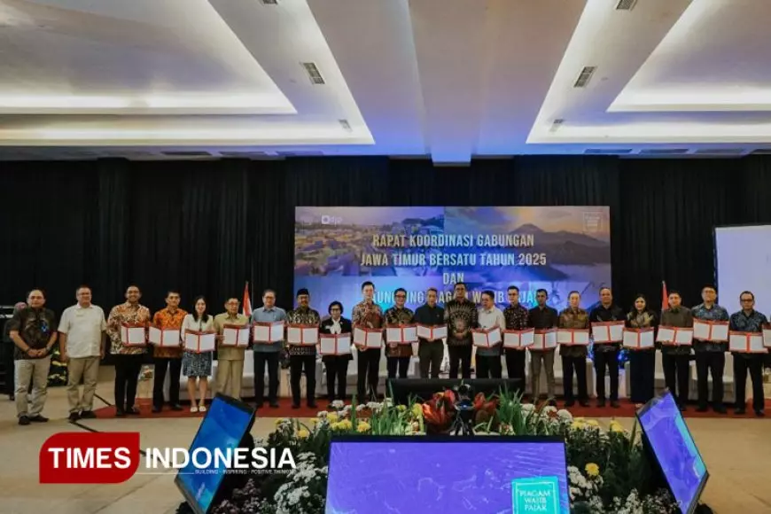 Direktur Jenderal Pajak Serahkan Piagam Wajib Pajak kepada 20 Wajib Pajak  di Jawa Timur