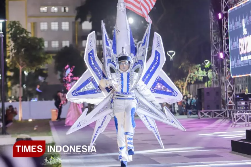 Jadi Sorotan Dunia, Jember Fashion Carnaval 2025 Dimeriahkan Pesta Kembang Api