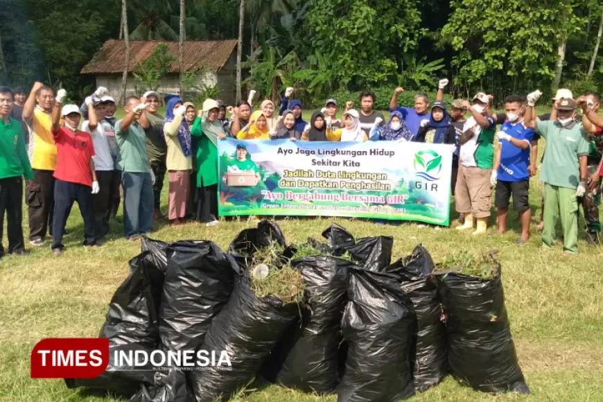 Sanbut HUT ke-80 RI, Warga Banyumas Gelar Aksi Pungut Sampah