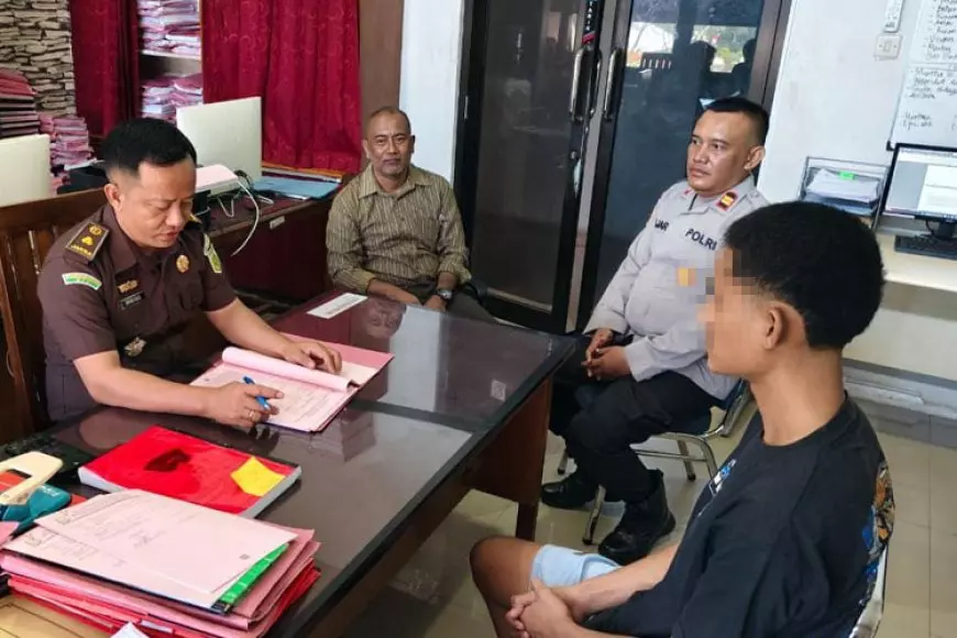 Polisi Serahkan Tersangka dan BB Kasus Asusila terhadap Anak ke Kejari Sumba Timur