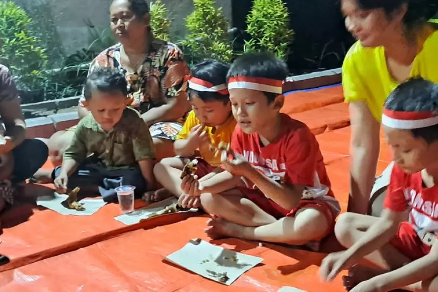 Warga RT 17 De Naila Gresik Gelar Lomba Makan Ikan dan Minum Susu untuk Cegah Stunting
