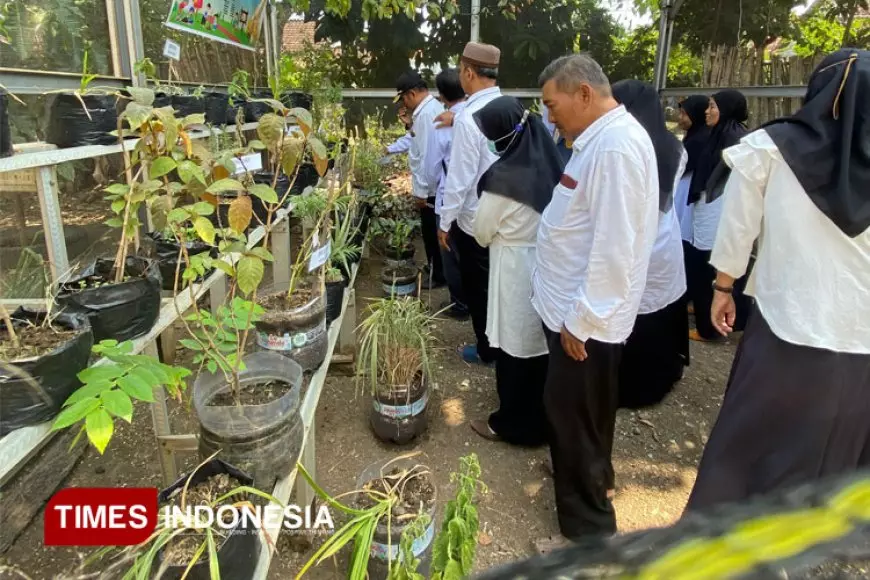 Mahasiswa KKN di Probolinggo Tanamkan Hidup Sehat Melalui Program Apotek Hidup