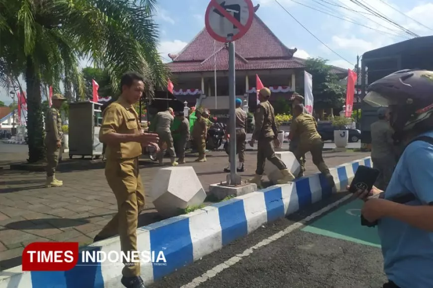 Kejar Adipura, Satpol PP Tertibkan PKL di Alun-alun Jember