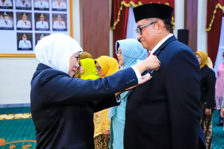 Gubernur Khofifah Sematkan Satyalancana Karya Satya kepada 600 ASN Pemprov Jatim, Jadikan Pelecut Semangat Kinerja Berdampak