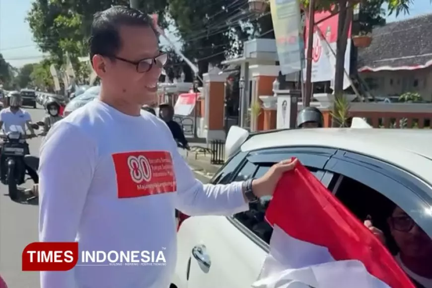 Setda Majalengka Bagikan Bendera Merah Putih untuk Semarakkan HUT RI ke-80